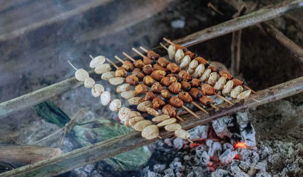 Chontacuro a la brasa, Fotografía: Javier Sandoval